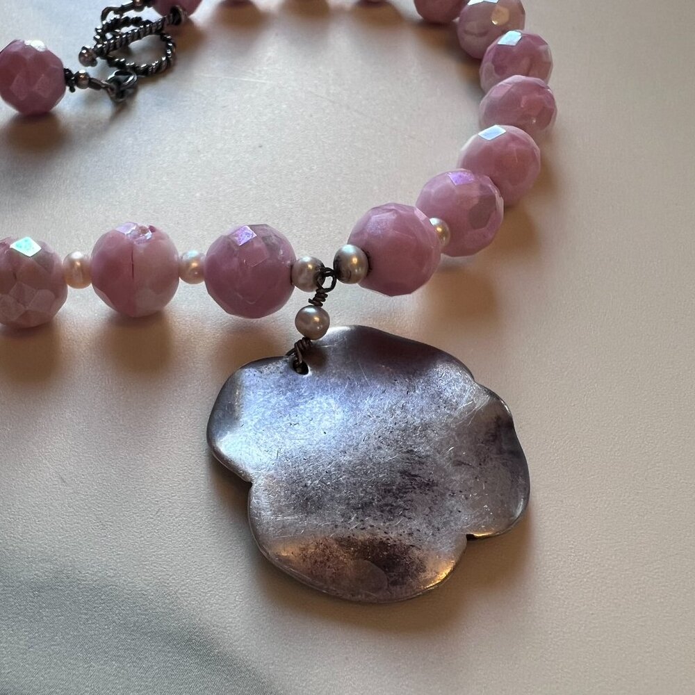 Stunning Silver Rose Pendant on Vintage 1960s Beads + Freshwater Pearls Necklace - Picture 4 of 13